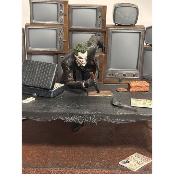 Batman Arkham Origins Collector's Edition Joker Statue With Illuminating TVs/201 - Picture 9 of 16